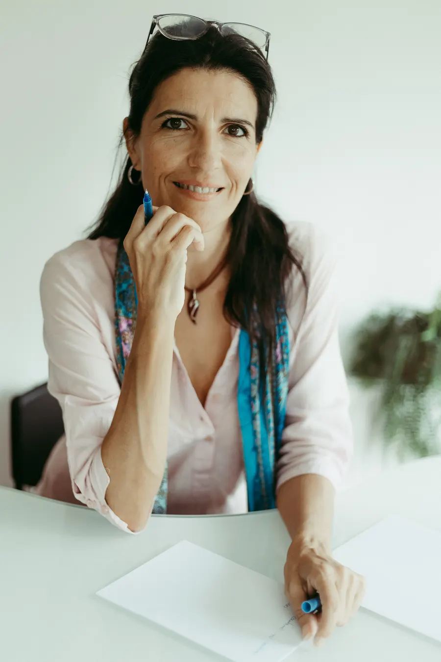 Transi Aracil trabajando en su escritorio